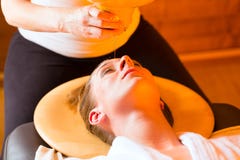 Kvinna som tycker om en Ayurveda oljemassage royaltyfri foto Kvinna som tycker om en Ayurveda oljemassage royaltyfri foto