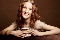 Kvinna som tycker om kaffetid royaltyfri bild Kvinna som tycker om kaffetid royaltyfri bild