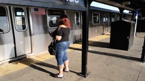 Kvinna som väntar på gångtunnelen, Brooklyn, NYC royaltyfri foto Kvinna som väntar på gångtunnelen, Brooklyn, NYC royaltyfri foto