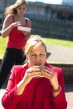 Kvinna som äter hamburgaren och pommes frites fotografering för bildbyråer Kvinna som äter hamburgaren och pommes frites fotografering för bildbyråer