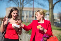 Kvinna som äter hamburgaren och pommes frites arkivfoto Kvinna som äter hamburgaren och pommes frites arkivfoto