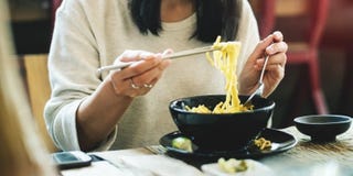 Kvinna som äter smakligt begrepp för nudelrestaurang fotografering för bildbyråer Kvinna som äter smakligt begrepp för nudelrestaurang fotografering för bildbyråer