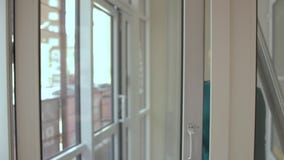 Kvinna som öppnar två dörrar och inom kommer stock video Kvinna som öppnar två dörrar och inom kommer stock video