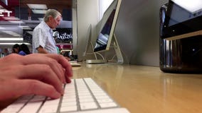 Kvinna som överför meddelandet för hennes vän lager videofilmer Kvinna som överför meddelandet för hennes vän lager videofilmer