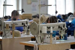 Kvinnaarbete i en filt startar fabriken Royaltyfri Foto Kvinnaarbete i en filt startar fabriken Royaltyfri Foto