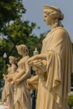 Kvinnaculpture på den Bangpain slotten Ayutthaya i Thailand arkivbilder Kvinnaculpture på den Bangpain slotten Ayutthaya i Thailand arkivbilder