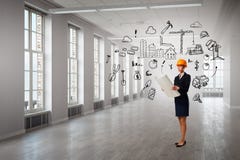 Kvinnaformgivare i inre arkivbild Kvinnaformgivare i inre arkivbild