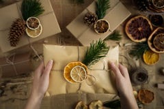 Kvinnainnehav i handjulgåva Julfilial och klockor vita röda stjärnor för abstrakt för bakgrundsjul mörk för garnering modell för royaltyfri bild Kvinnainnehav i handjulgåva Julfilial och klockor vita röda stjärnor för abstrakt för bakgrundsjul mörk för garnering modell för royaltyfri bild