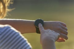 Kvinnan använder smartwatchen royaltyfri fotografi Kvinnan använder smartwatchen royaltyfri fotografi