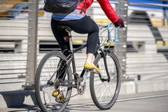 Kvinnan i damasker och omslagsritter cyklar föredra sund livsstil arkivbilder Kvinnan i damasker och omslagsritter cyklar föredra sund livsstil arkivbilder
