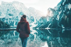 Kvinnan i rött omslag står på kusten av Braies sjön arkivfoto Kvinnan i rött omslag står på kusten av Braies sjön arkivfoto