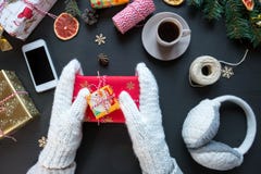 Kvinnan i vita tumvanten gör gåvor för nytt år och jul med koppen kaffe royaltyfri fotografi Kvinnan i vita tumvanten gör gåvor för nytt år och jul med koppen kaffe royaltyfri fotografi