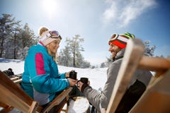 Kvinnan och mannen på skidåkning, i sunbed, tycker om med drinken arkivfoton Kvinnan och mannen på skidåkning, i sunbed, tycker om med drinken arkivfoton