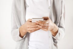 Kvinnan räcker innehavtelefonen arkivbilder Kvinnan räcker innehavtelefonen arkivbilder