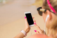 Kvinnan som använder mobiltelefonen och, lyssnar till musik utomhus arkivfoton Kvinnan som använder mobiltelefonen och, lyssnar till musik utomhus arkivfoton