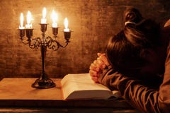 Kvinnan som ber, händer knäppte fast tillsammans på hennes bibel royaltyfria foton Kvinnan som ber, händer knäppte fast tillsammans på hennes bibel royaltyfria foton
