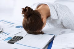 Kvinnan som sover på arbete i roligt, poserar