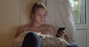Kvinnasjukvård behandla som ett barn och surfa internet på mobil arkivfilmer Kvinnasjukvård behandla som ett barn och surfa internet på mobil arkivfilmer