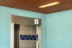 Kvinnatoalett nära simbassängen, ingång med damtoalett I arkivbild Kvinnatoalett nära simbassängen, ingång med damtoalett I arkivbild