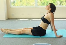 Kvinnaövningsyoga arkivbild Kvinnaövningsyoga arkivbild