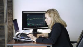 Kvinnlig affärsman som i regeringsställning arbetar på bärbara datorn Arbete på en crypto börs diagram för valutautbyte på datore stock video Kvinnlig affärsman som i regeringsställning arbetar på bärbara datorn Arbete på en crypto börs diagram för valutautbyte på datore stock video