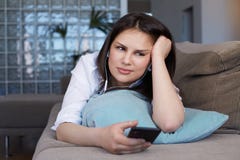 Kvinnlig användande smartphone för lycklig ung brunett som hemma kopplar av på soffan arkivbilder Kvinnlig användande smartphone för lycklig ung brunett som hemma kopplar av på soffan arkivbilder