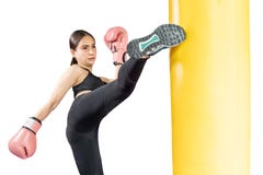 Kvinnlig boxare som slår en enorm stansa påse på en boxningstudio Kvinnaboxare som hårt utbildar Thailändsk boxarestansmaskinspar arkivbilder Kvinnlig boxare som slår en enorm stansa påse på en boxningstudio Kvinnaboxare som hårt utbildar Thailändsk boxarestansmaskinspar arkivbilder