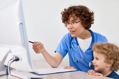 Kvinnlig doktor med barnet i regeringsställning arkivbild Kvinnlig doktor med barnet i regeringsställning arkivbild