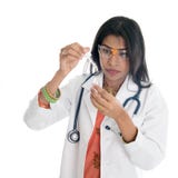 Kvinnlig doktor som gör det medicinska provet på labbet arkivfoton Kvinnlig doktor som gör det medicinska provet på labbet arkivfoton
