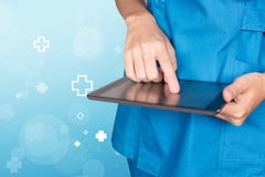 Kvinnlig doktorshand för sjuksköterska genom att använda minnestavlan med den blåa sjukhussymbolen ab royaltyfria bilder Kvinnlig doktorshand för sjuksköterska genom att använda minnestavlan med den blåa sjukhussymbolen ab royaltyfria bilder