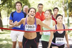 Kvinnlig idrottsman nen Winning Marathon Race arkivbilder Kvinnlig idrottsman nen Winning Marathon Race arkivbilder