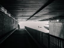 Kvinnlig kontur i tunnelen, ingen färg fotografering för bildbyråer Kvinnlig kontur i tunnelen, ingen färg fotografering för bildbyråer