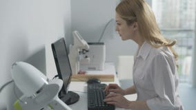 Kvinnlig medicinsk doktor som arbetar på datoren arkivfilmer Kvinnlig medicinsk doktor som arbetar på datoren arkivfilmer