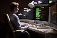Kvinnlig programmerare Wrapped upp i arbete arkivbild Kvinnlig programmerare Wrapped upp i arbete arkivbild