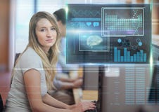 Kvinnlig student som studerar med datoren och samkopieringen för diagram för vetenskapsutbildningsmanöverenhet royaltyfria foton Kvinnlig student som studerar med datoren och samkopieringen för diagram för vetenskapsutbildningsmanöverenhet royaltyfria foton