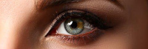 Kvinnlig v?nster closeup f?r ?ga f?r smaragd gr?n f?rgad extrem arkivbilder Kvinnlig v?nster closeup f?r ?ga f?r smaragd gr?n f?rgad extrem arkivbilder