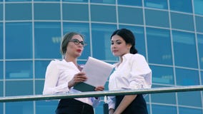 Kvinnliga coworkers som diskuterar deras affärssamarbete lager videofilmer Kvinnliga coworkers som diskuterar deras affärssamarbete lager videofilmer