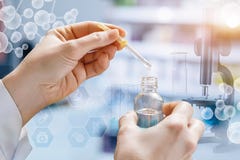 Kvinnliga händer som fungerar med den laboratoriumpipetten och flaskan med prövkopian arkivbilder Kvinnliga händer som fungerar med den laboratoriumpipetten och flaskan med prövkopian arkivbilder