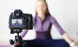Kvinnliga släkt TV-sändning för bloggerinspelning sportar hemma royaltyfri foto Kvinnliga släkt TV-sändning för bloggerinspelning sportar hemma royaltyfri foto