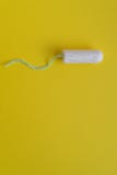 Kvinnliga tamponger och menstruations- hygien på gul bakgrund, I minsta design kvinnliga tamponger och menstruations- hygien på g royaltyfri bild Kvinnliga tamponger och menstruations- hygien på gul bakgrund, I minsta design kvinnliga tamponger och menstruations- hygien på g royaltyfri bild