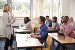 Kvinnlign handleder Teaching Class Of mogna studenter royaltyfri foto Kvinnlign handleder Teaching Class Of mogna studenter royaltyfri foto