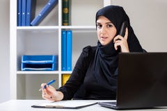 Kvinnligt arabiskt samtal på telefonen arkivfoto Kvinnligt arabiskt samtal på telefonen arkivfoto