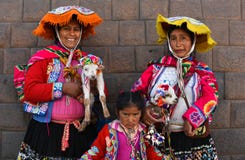 Kvinnor i traditionell klänning i plazaen Cusco Peru fotografering för bildbyråer Kvinnor i traditionell klänning i plazaen Cusco Peru fotografering för bildbyråer