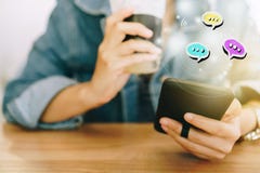 Kvinnor räcker genom att använda smartphonemaskinskrivningkonversation i pratstundasksymboler poppar upp royaltyfria bilder Kvinnor räcker genom att använda smartphonemaskinskrivningkonversation i pratstundasksymboler poppar upp royaltyfria bilder