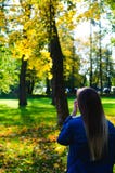 Kvinnor som in står, parkerar, hösten royaltyfri fotografi Kvinnor som in står, parkerar, hösten royaltyfri fotografi