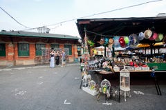 Kvinnor som talar om shopping nära loppmarknaden arkivfoto Kvinnor som talar om shopping nära loppmarknaden arkivfoto