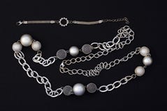 Kvinnors smyckenarmband och halsband Lekmanna- lägenhet, bästa sikt fotografering för bildbyråer Kvinnors smyckenarmband och halsband Lekmanna- lägenhet, bästa sikt fotografering för bildbyråer