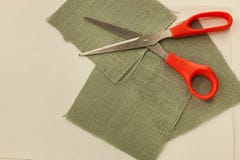Kwadratowej szarej burlap tkaniny tnący strzyżenia otwierali na górze tkanina kawałków obraz royalty free Kwadratowej szarej burlap tkaniny tnący strzyżenia otwierali na górze tkanina kawałków obraz royalty free