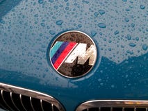 Kwiecień 11, 2013, Kijowski Ukraina Emblemata BMW «M «serie, w kroplach deszcz obraz stock Kwiecień 11, 2013, Kijowski Ukraina Emblemata BMW «M «serie, w kroplach deszcz obraz stock