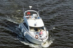Kyiv, de Oekra?ne - Mei 18, 2019 De krachtige boot die van de snelheidsmotor door de rivier Dnipro varen stock afbeelding Kyiv, de Oekra?ne - Mei 18, 2019 De krachtige boot die van de snelheidsmotor door de rivier Dnipro varen stock afbeelding